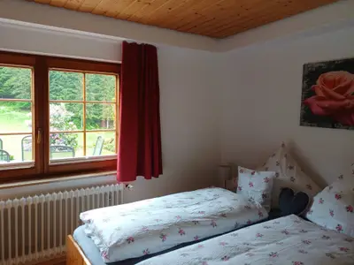 Schlafzimmer mit erhöhten Betten