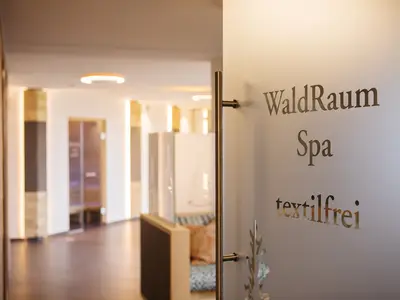 Eingang Wellnessbereich WaldRaum Spa
