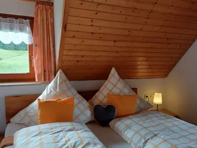 Schlafzimmer der Ferienwohnung Flieder