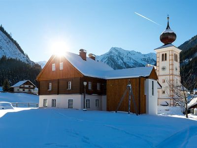 der pfarrhof im winter