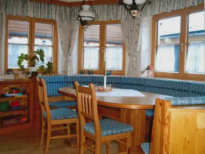 Frühstücksraum-Zirbenstube-Pension-Gamsjäger-im-Na