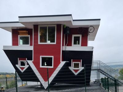 Haus auf dem Kopf am Bostalsee