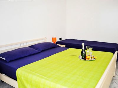 Zimmer mit Doppelbett und zusätzlichem Einzelbett