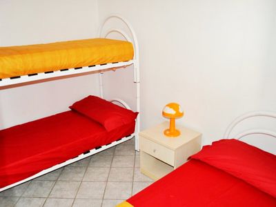 Schlafzimmer mit Etagenbett und zusätzlichem Einzelbett