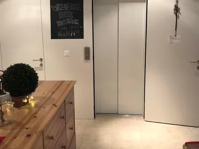 Foyer im Obergeschoss mit privatem Lift zugang