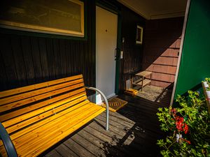 Bank vor der Wohnung in der Morgensonne