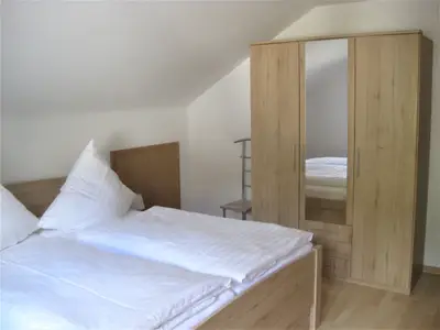 Schlafzimmer mit Schrank