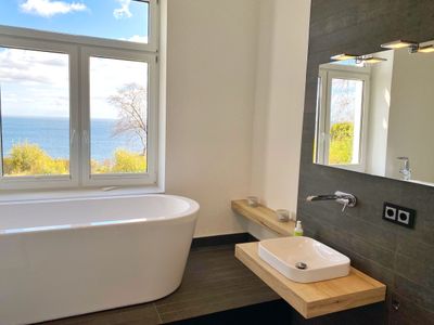 freistehende Badewanne mit Ostseeblick und TV