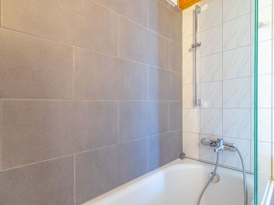 Badewanne mit Duschwand