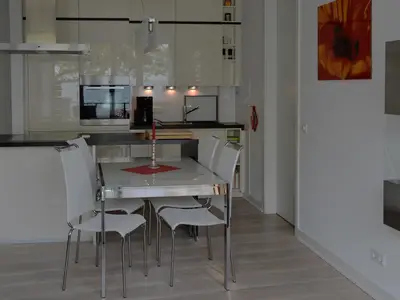Wohnzimmer mit offener Küche