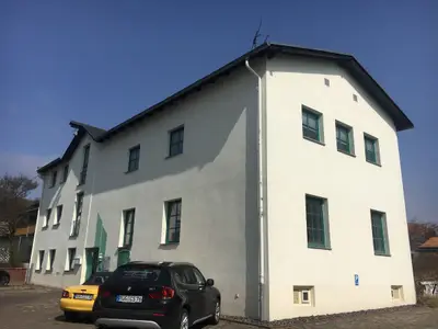 mit Parkplatz