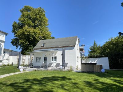 Saunahaus mit Liegen und Außenwhirlpool/ gemeinschaftlich