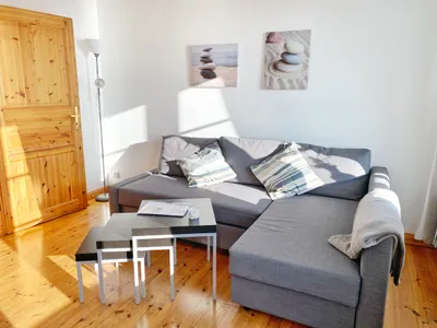 Wohnzimmer mit Schlafsofa