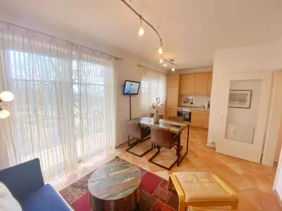 Wohnzimmer mit offener Küche