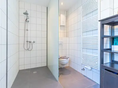 mit ebenerdiger Glasdusche, Waschtisch und WC