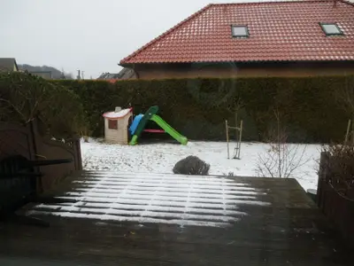 Terrasse. Winterschlaf im Garten,  Spielgeräte die auf die Kinder warten