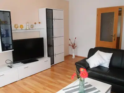 Wohnbereich. Blick in die Welt mit Sat-TV, oder W-Lan Zugang
