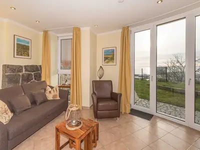Wohnzimmer mit vorgelagerter Terrasse und Ostseeblick