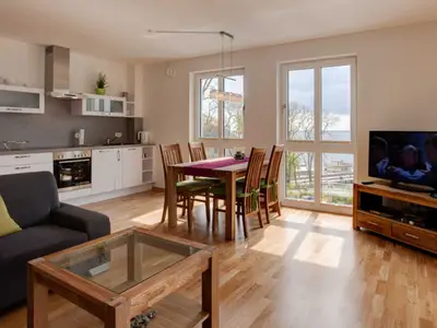 Wohnzimmer mit offener Küche