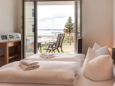 Schlafzimmer 1 mit Doppelbett