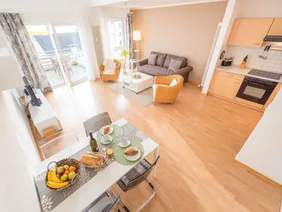 Wohnzimmer mit offener Küche