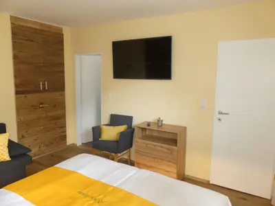 Schlafzimmer links