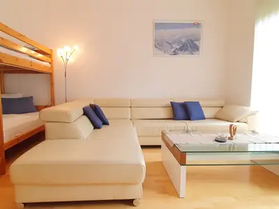 heller Wohnraum mit großer Couch