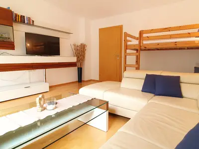 separater Wohnraum mit Etagenbett und Couch