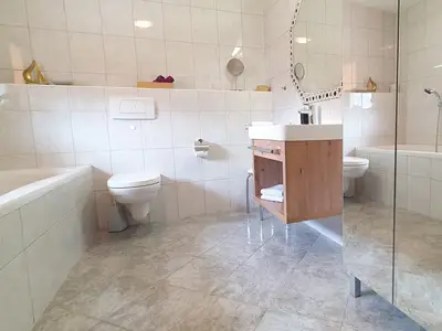 erstes Badezimmer mit Badewanne, WC, Waschbecken