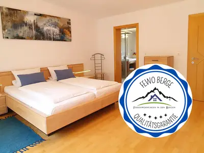 großes Schlafzimmer mit eignem Badezimmer