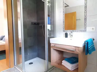 zweites Badezimmer mit Dusche, WC, Waschbecken