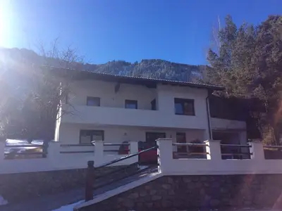 Haus vorne mit Sonne