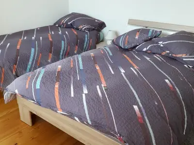 Schlafzimmer mit Doppelbett und Einzelbett