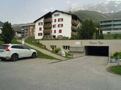 Haus Ansicht blick auf den Tiefgarageneingang Platz 1+2 zur Whg
