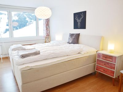 Schlafzimmer mit Boxspring-Doppelbett