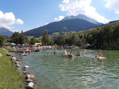 Badesee in der Sommersaison in Gehdistanz