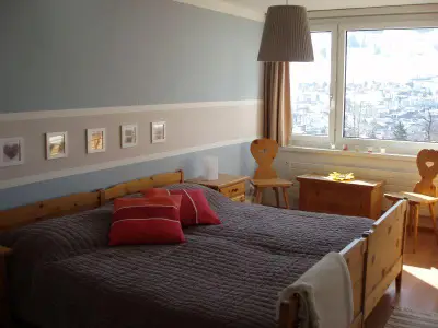 Schlafzimmer mit Doppelbett