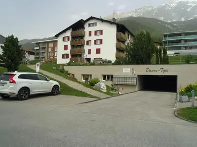 Haus Ansicht blick auf den Tiefgarageneingang Platz 1+2 zur Whg 