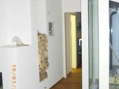 Vom Wohnzimmer am Dachbalkon vorbei ins Grosse Schlafzimmer 