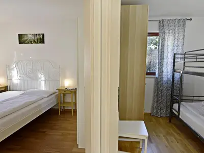 Der Eingang zum Schlafzimmer mit Doppelbett und zum Schlafzimmer mit Etagenbett