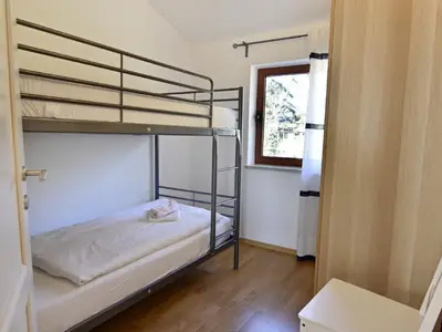 Das Schlafzimmer mit Etagenbett 80x200 und Kleiderschrank