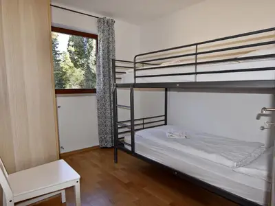 Das Schlafzimmer mit dem 2x80x200 Etagenbett und Kleiderschrank