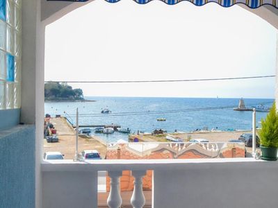 Der Balkon mit Blick auf das Meer und den Hafen von Savudrija ist mit Markise und Markise ausgestattet