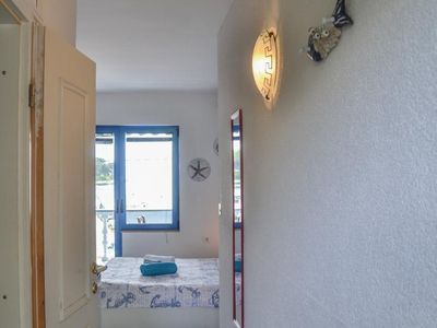 Der Eingangskorridor mit Zugang zum Badezimmer und Studio-Apartment