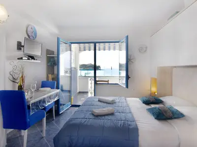 Der Essbereich mit Flachbild-Sat-TV Doppelbett und Meerblick