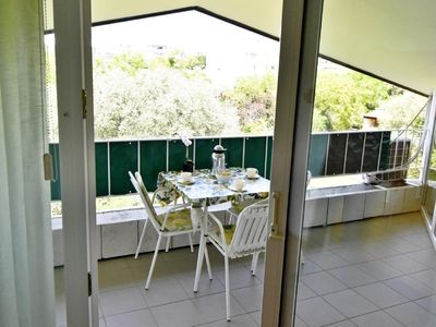 Auf dem Balkon mit Tisch und Stühlen können Sie Mahlzeiten im Freien genießen