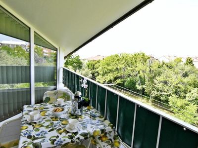 Der Balkon mit Meerblick an der Seite ist mit Tisch und Stühlen ausgestattet