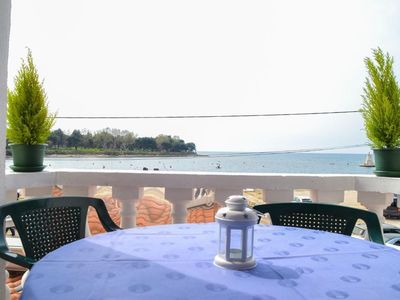 Die Terrasse ist mit Tisch und 4 Stühlen, 2 Liegestühlen und herrlichem Meerblick ausgestattet