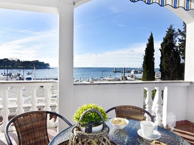 Die Terrasse ist mit Tisch und Stühlen ausgestattet, wo Sie Ihren Kaffee genießen können, während Sie das Meer bewundern