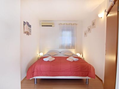 Das Schlafzimmer mit Doppelbett 160x200, 2 Nachttische und Nachtlampen, Klimaanlage, Kleiderschrank